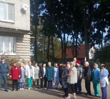 Учебная тренировка по эвакуации пожилых людей из пансионата Невская Дубровка